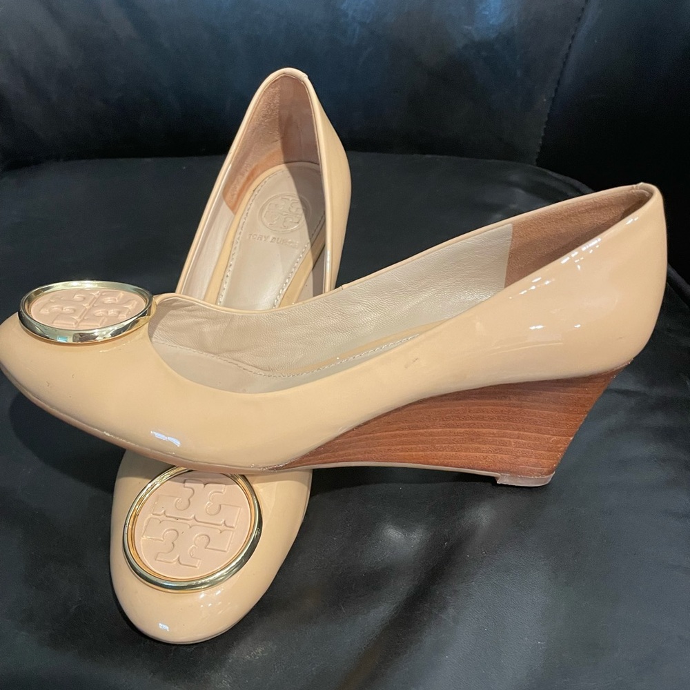 TORY BURCH 7 Patent Leather Neutral Tan Wedges TT